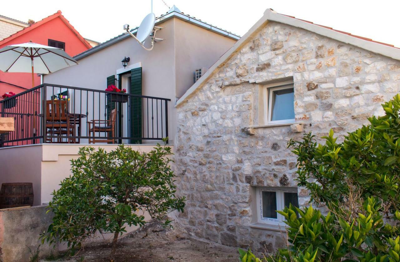 Zlatin Dvor - Apartments For 3, Terrace, Trogir Center, Beach At 5-Min, Bike Friendly Eksteriør billede